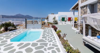 Swimming pool villa near the sea