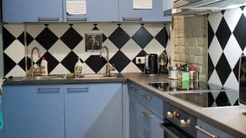 Full-sized fridge, oven, stovetop, coffee/tea maker