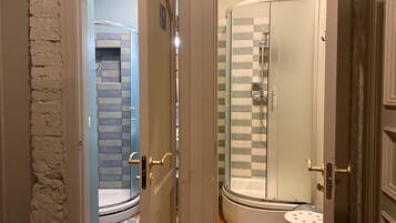 Regadera, secadora de cabello, toallas, jabón