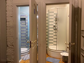 Dusj, hårføner, håndklær og såpe