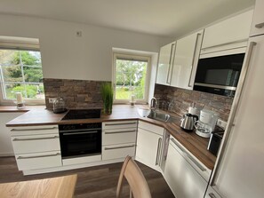 Een koelkast, een magnetron, een oven, een kookplaat
