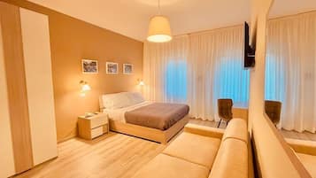 Classic Triple Room | In-room safe, free WiFi, bed sheets, wheelchair access