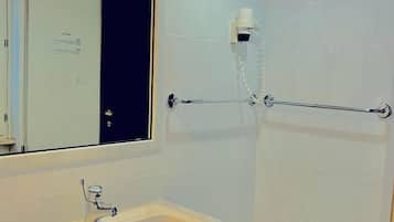 Ein Badezimmer mit Waschbecken, Toilette und Dusche.