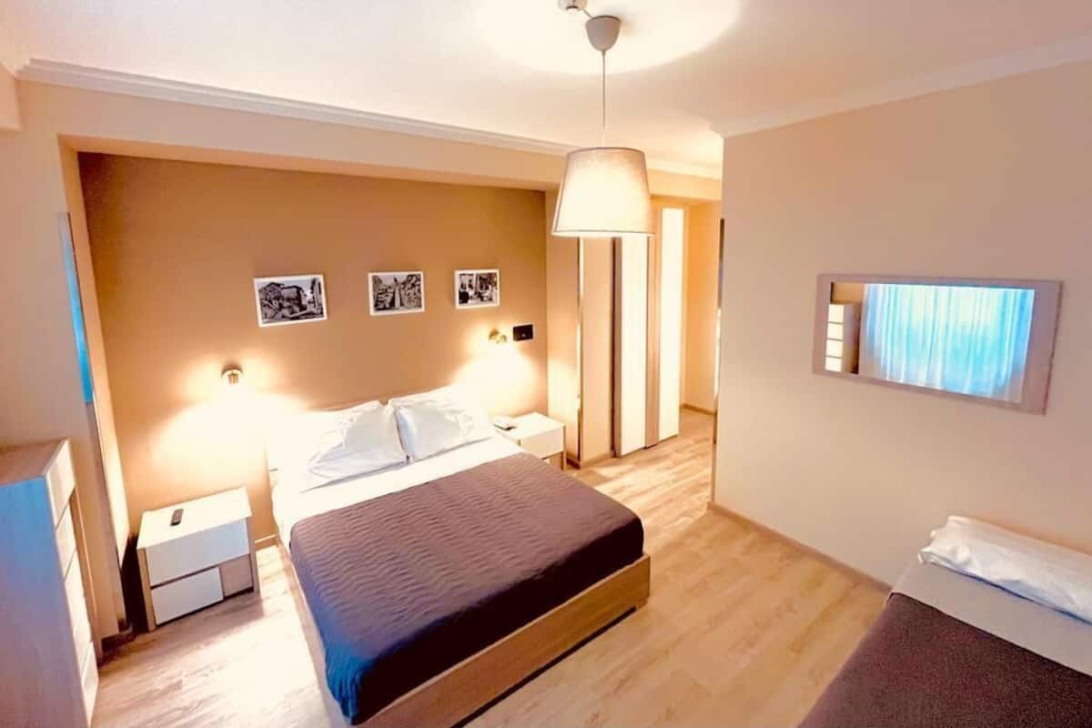 Quarto triplo clássico | Cofres nos quartos, Wi-Fi de cortesia, roupa de cama