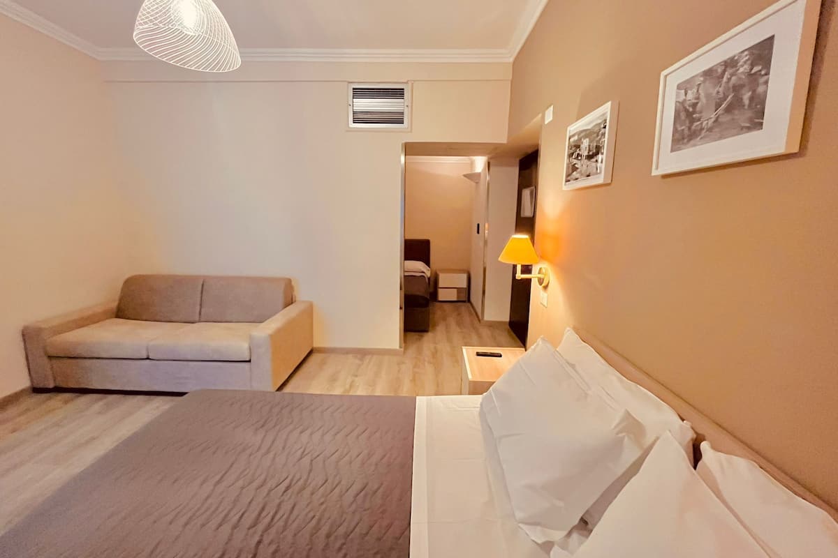 Quarto quádruplo conforto | Cofres nos quartos, Wi-Fi de cortesia, roupa de cama