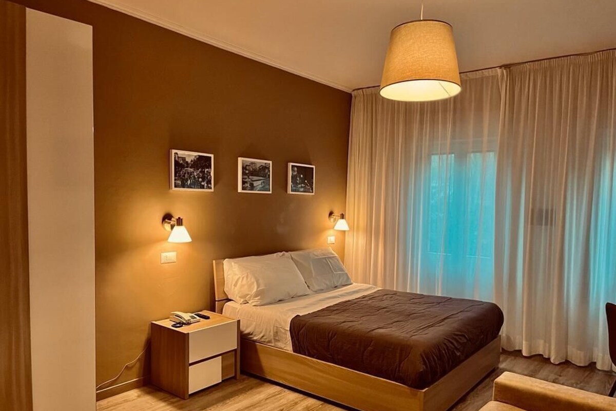 In-room safe, WiFi (free), bed sheets