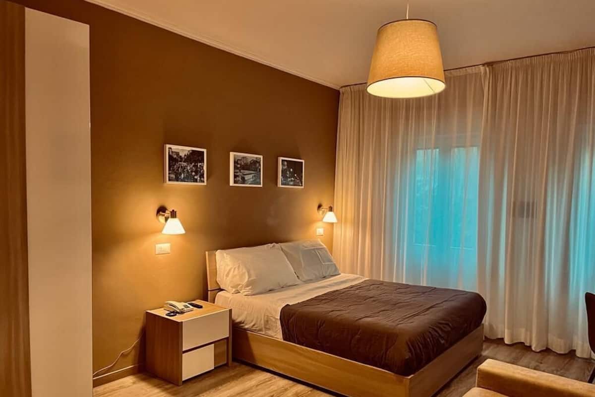 Quarto casal ou duplo clássico | Cofres nos quartos, Wi-Fi de cortesia, roupa de cama