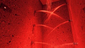 A red-tinted shower with multiple water jets. - ALBERGO RISTORANTE BELSITO FIUGGI Nhost (Fiuggi)