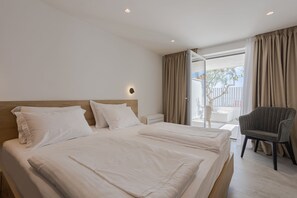 Deluxe-huone, 1 suuri parisänky | Ylelliset vuodevaatteet, memory foam -patjalliset sängyt, minibaari