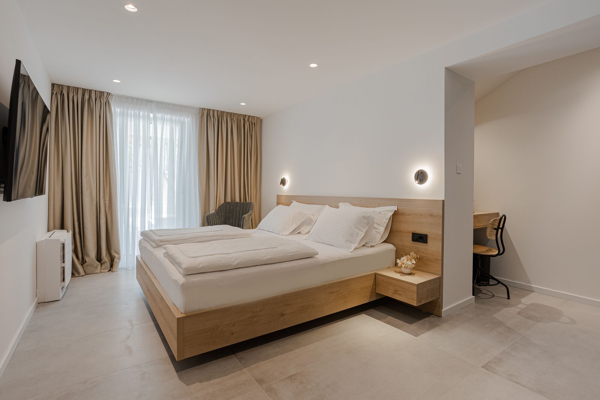Ropa de cama de alta calidad, colchones con efecto memoria y minibar 