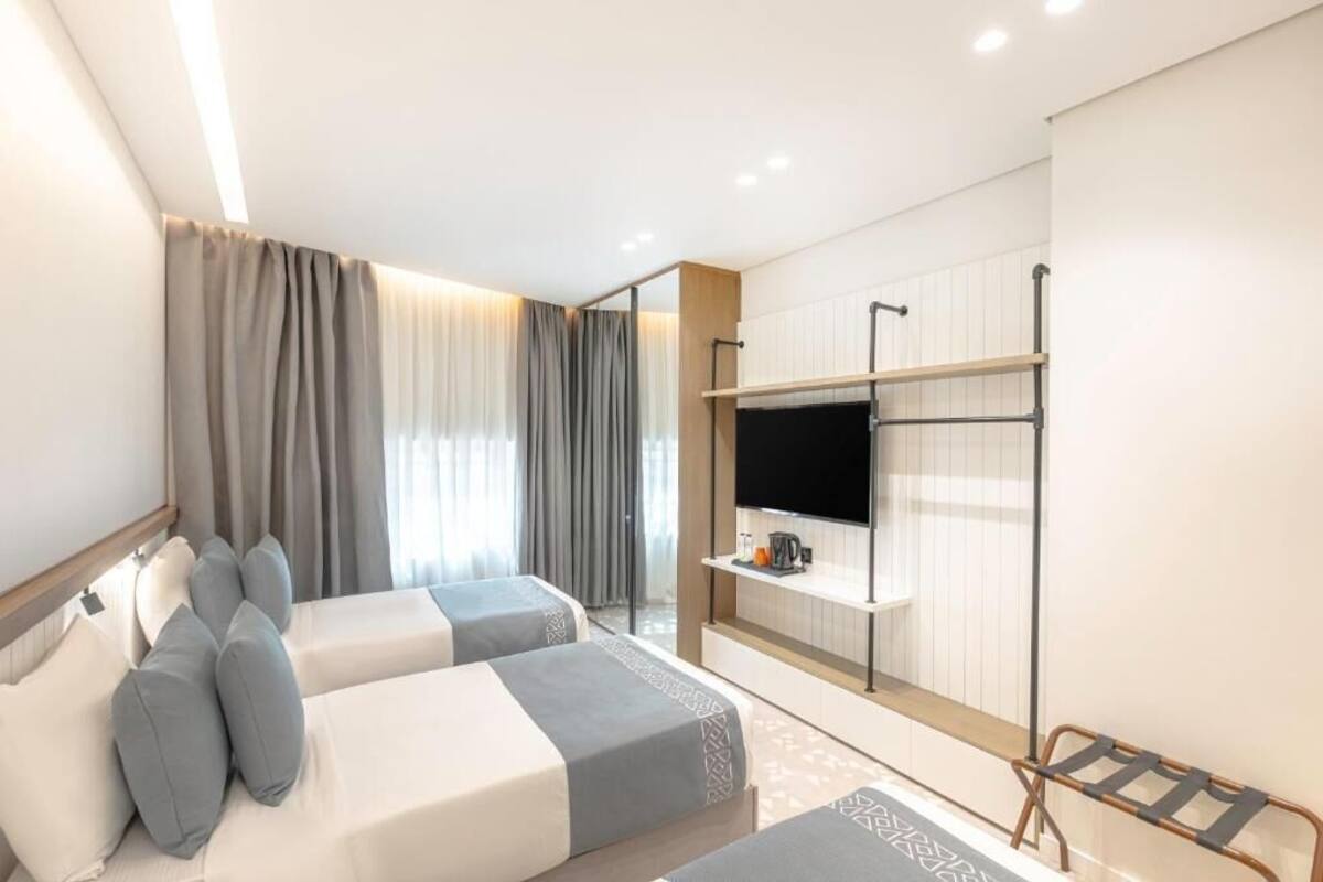 Down duvets, in-room safe, soundproofing