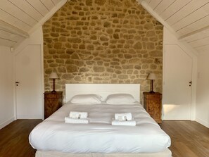 5 bedrooms, iron/ironing board, travel cot, WiFi - Calm, walks and beaches just a stone's throw from the village. (Crac'h)