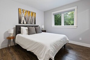 3 bedrooms, desk, iron/ironing board, travel cot