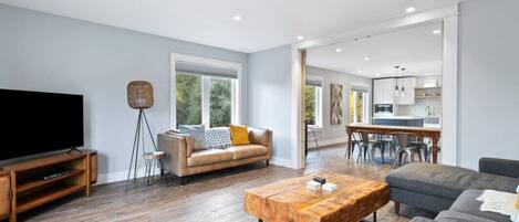 Télévision, baby-foot, table de tennis de table, livres