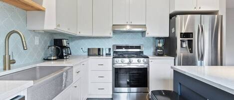 Réfrigérateur, four à micro-ondes, un four, surface de cuisson