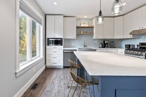 Fridge, microwave, oven, stovetop - Skipping Rock Loft: Play, Relax & Recharge (Meaford)