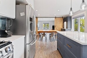 Geladeira, micro-ondas, fogão, cooktop