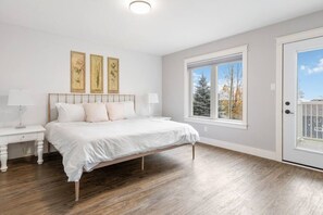 3 soverom, skrivebord, strykejern/-brett og reiseseng for barn