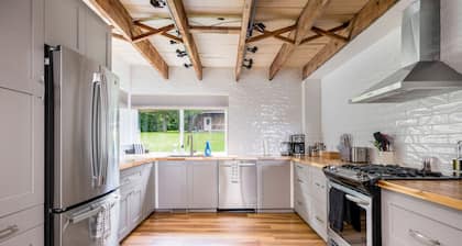 Skipping Rock Cottages: Ultimate Lakeside Retreat