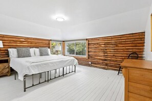 7 chambres, bureau, fer et planche à repasser, lit de bébé portatif
