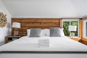 7 bedrooms, desk, iron/ironing board, travel cot