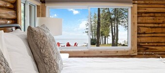 Skipping Rock Log Cabin: Cozy Charm & Hot Tub Bliss