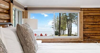 Skipping Rock Log Cabin: Cozy Charm & Hot Tub Bliss