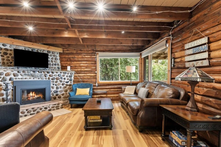 Skipping Rock Log Cabin: Cozy Charm & Hot Tub Bliss - Ontario