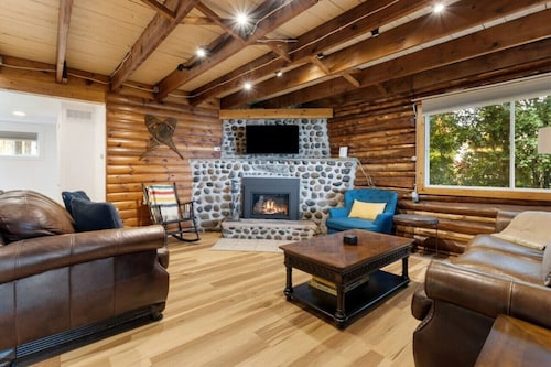 Skipping Rock Log Cabin: Cozy Charm & Hot Tub Bliss