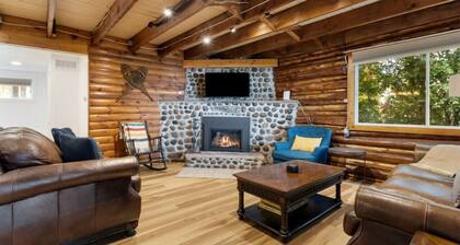 Skipping Rock Log Cabin: Cozy Charm & Hot Tub Bliss