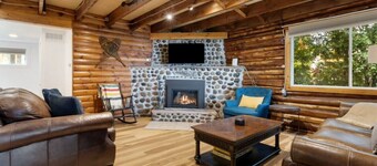Skipping Rock Log Cabin: Cozy Charm & Hot Tub Bliss