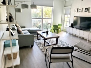 Living area - Lovely two-bedroom condo right on the beach (Hollywood)