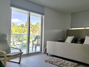 Living area - Lovely two-bedroom condo right on the beach (Hollywood)