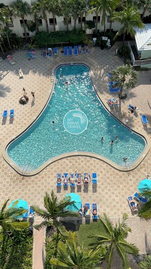 Outdoor pool - Lovely two-bedroom condo right on the beach (Hollywood)