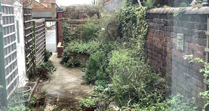 1900 House —6 min to Light Stadium and the beach