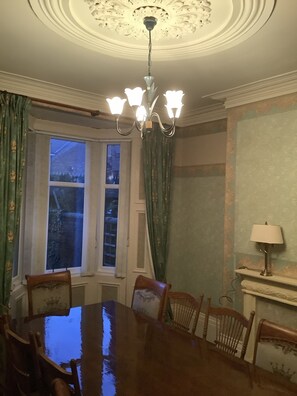Dining - Centrally located 7mins to Light Stadium/ 
& the beach (Sunderland) (Sunderland)