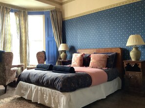4 bedrooms, desk, iron/ironing board, free WiFi - Centrally located 7mins to Light Stadium/ 
& the beach (Sunderland) (Sunderland)