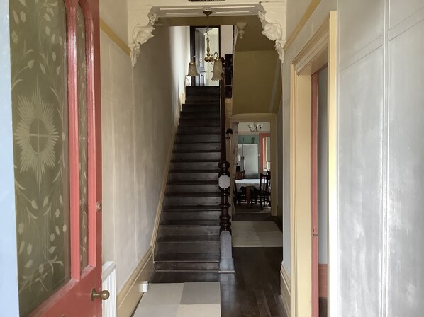 Interior - 1900 House —6 min to Light Stadium and the beach (Sunderland)