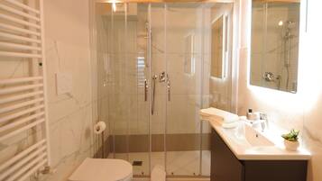 Loft, 2 Bedrooms, Terrace, Courtyard View | Bathroom | Shower, rainfall showerhead, hair dryer, bidet