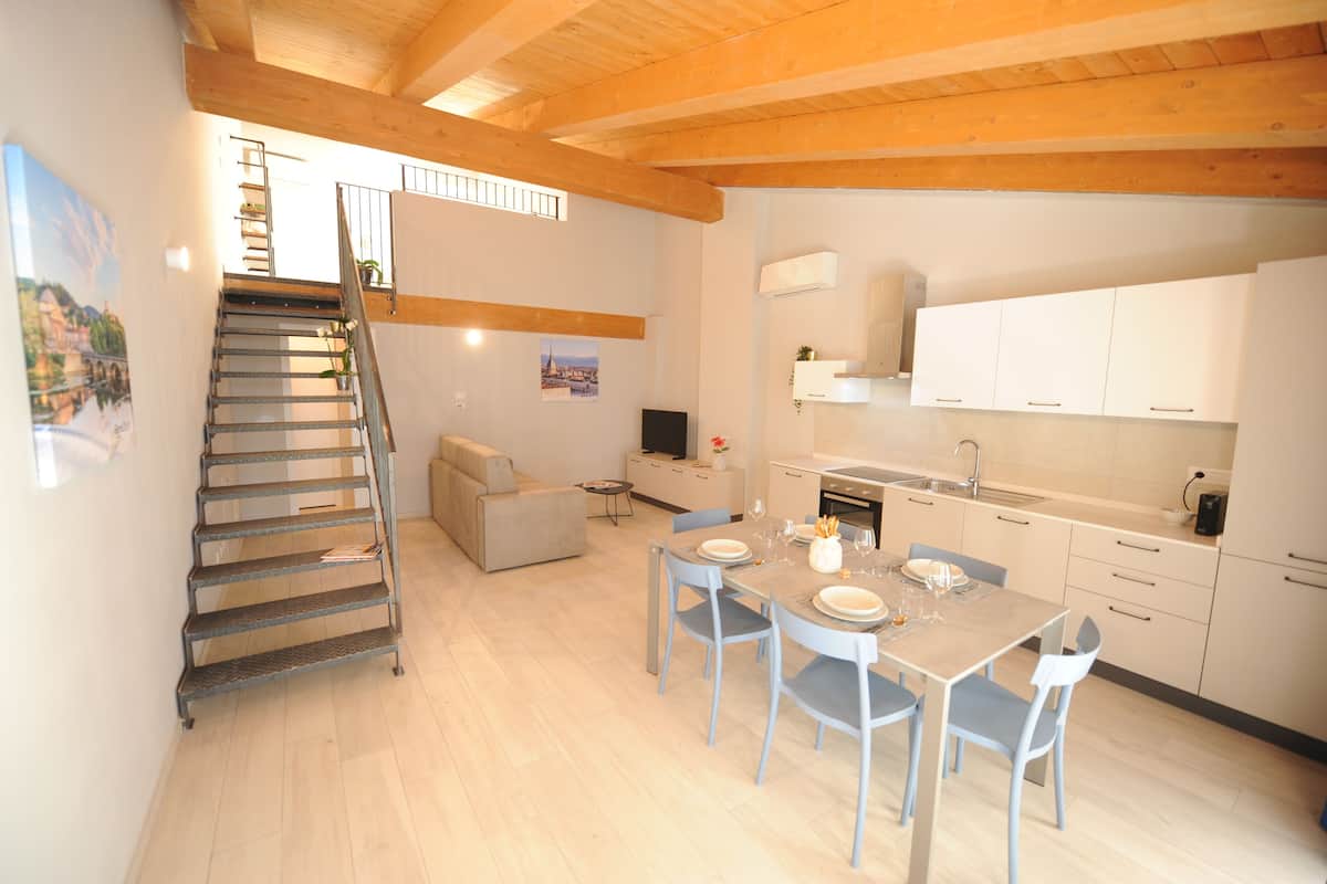 Loft, 2 habitaciones, Terraza, vista al patio | Área de sala de estar | Smart TV