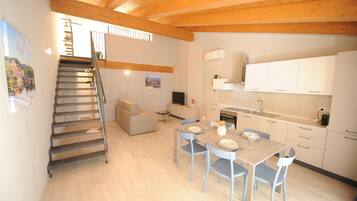 Loft, 2 camere da letto, terrazzo, vista cortile | Area soggiorno | Smart TV