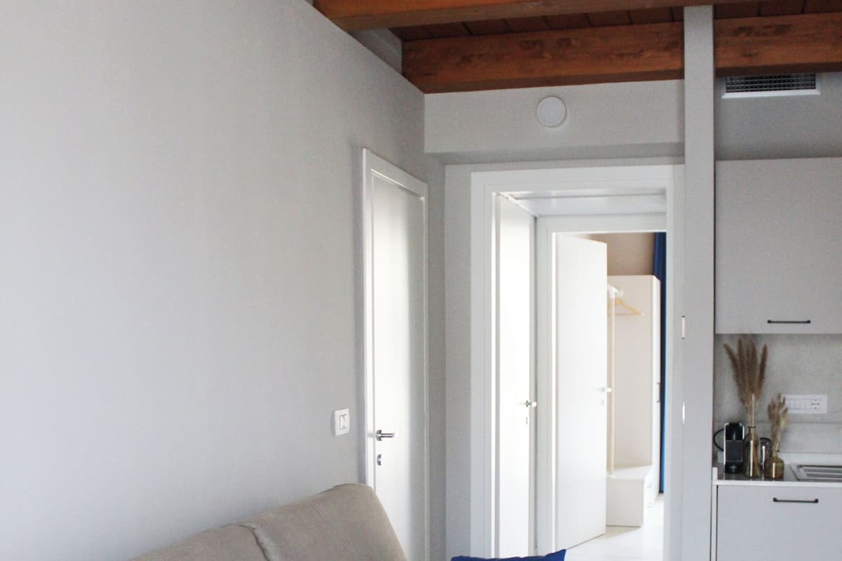 Departamento Confort, 2 habitaciones, balcón, torre | Área de sala de estar | Smart TV