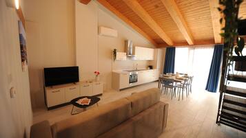 Loft, 2 habitaciones, Terraza, vista al patio | Área de sala de estar | Smart TV