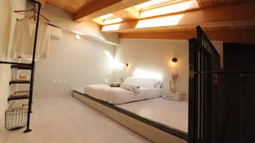 Loft, 2 camere da letto, terrazzo, vista cortile | 1 camera, biancheria da letto di alta qualità, copriletto in piuma