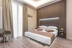 Hypo-allergenic bedding, memory-foam beds, in-room safe, desk - Meneghina Suites Foresteria Lombarda  (Milan)