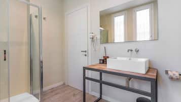 Doccia, soffione a pioggia, asciugacapelli, bidet