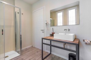 Shower, rainfall showerhead, hair dryer, bidet - Meneghina Suites Foresteria Lombarda  (Milan)