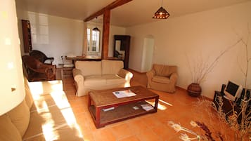 Télévision, table de tennis de table, chaîne hi-fi