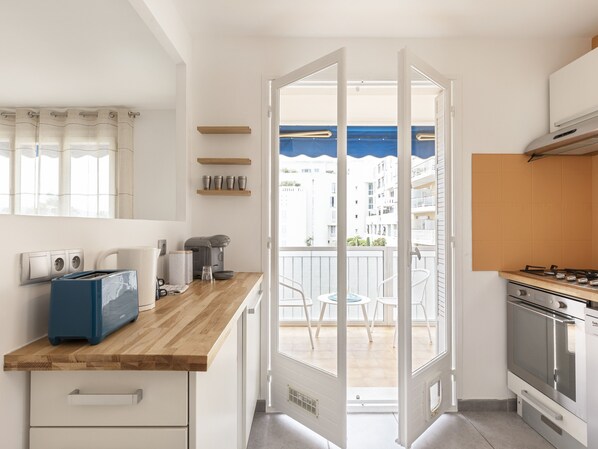 Fridge, oven, stovetop, dishwasher