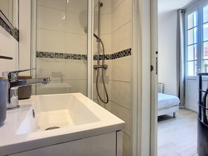 Shower, hair dryer, towels, soap - (057) Welcome in Antibes (Antibes)